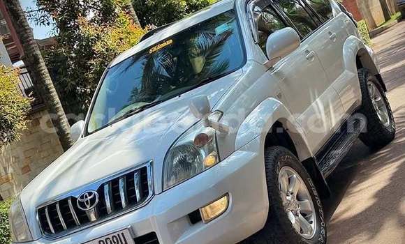 Gura Yakoze Toyota Land Cruiser White Imodoka i Kampala mu Uganda Gura Yakoze Toyota Land Cruiser White Imodoka i Kampala mu Uganda