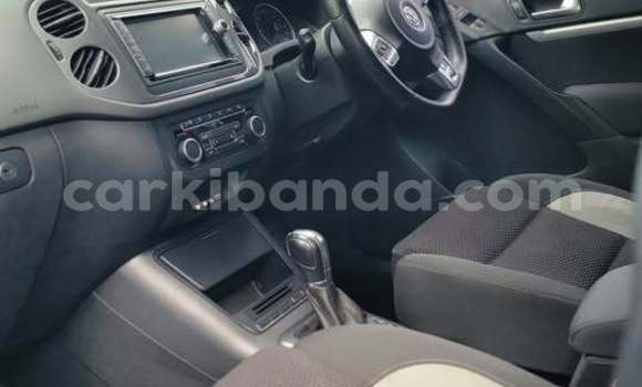 Gura Yakoze Volkswagen Tiguan White Imodoka i Kampala mu Uganda Gura Yakoze Volkswagen Tiguan White Imodoka i Kampala mu Uganda