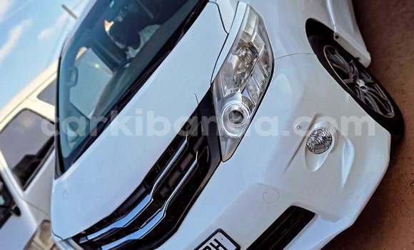 Gura Yakoze Toyota Alphard White Imodoka i Kampala mu Uganda Gura Yakoze Toyota Alphard White Imodoka i Kampala mu Uganda