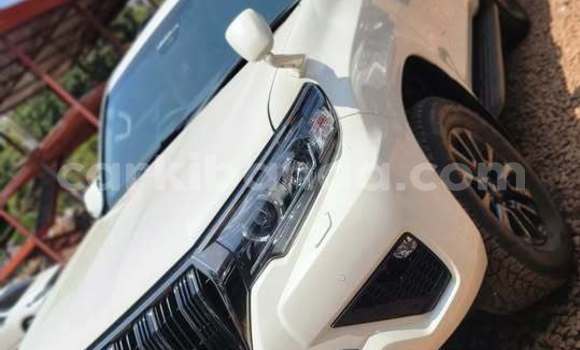 Gura Yakoze Toyota Prado White Imodoka i Kampala mu Uganda Gura Yakoze Toyota Prado White Imodoka i Kampala mu Uganda