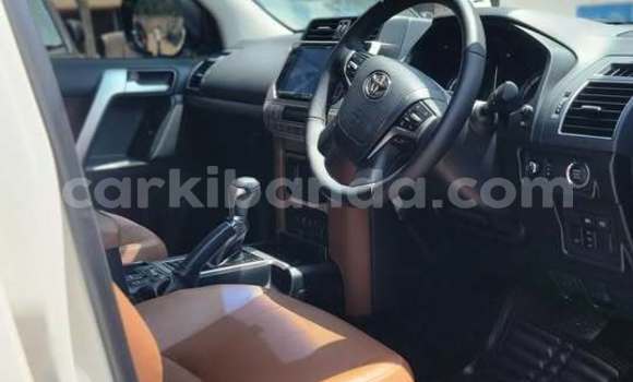 Gura Yakoze Toyota Prado White Imodoka i Kampala mu Uganda Gura Yakoze Toyota Prado White Imodoka i Kampala mu Uganda
