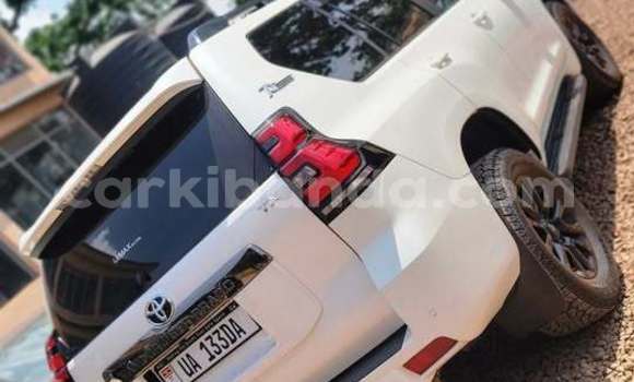 Gura Yakoze Toyota Prado White Imodoka i Kampala mu Uganda Gura Yakoze Toyota Prado White Imodoka i Kampala mu Uganda
