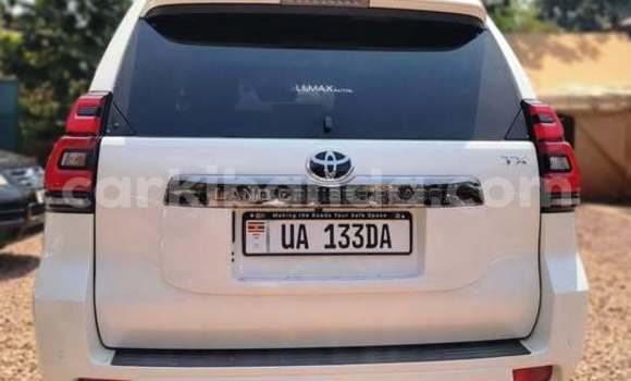 Gura Yakoze Toyota Prado White Imodoka i Kampala mu Uganda Gura Yakoze Toyota Prado White Imodoka i Kampala mu Uganda