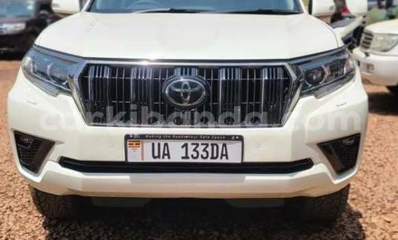 Gura Yakoze Toyota Prado White Imodoka i Kampala mu Uganda Gura Yakoze Toyota Prado White Imodoka i Kampala mu Uganda