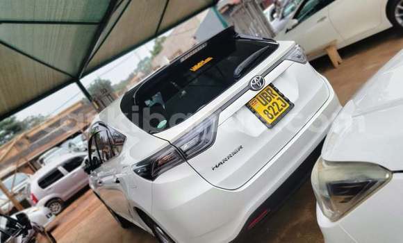 Gura Yakoze Toyota Harrier White Imodoka i Kampala mu Uganda Gura Yakoze Toyota Harrier White Imodoka i Kampala mu Uganda