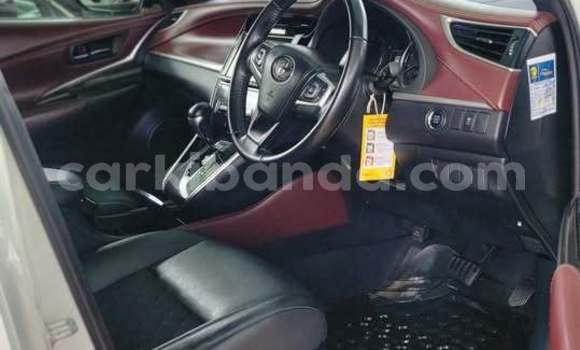 Gura Yakoze Toyota Harrier White Imodoka i Kampala mu Uganda Gura Yakoze Toyota Harrier White Imodoka i Kampala mu Uganda