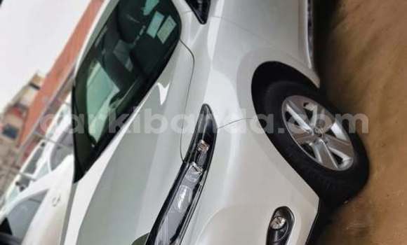 Gura Yakoze Toyota Harrier White Imodoka i Kampala mu Uganda Gura Yakoze Toyota Harrier White Imodoka i Kampala mu Uganda