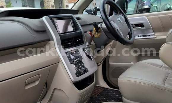 Gura Yakoze Toyota Noah Black Imodoka i Kampala mu Uganda Gura Yakoze Toyota Noah Black Imodoka i Kampala mu Uganda