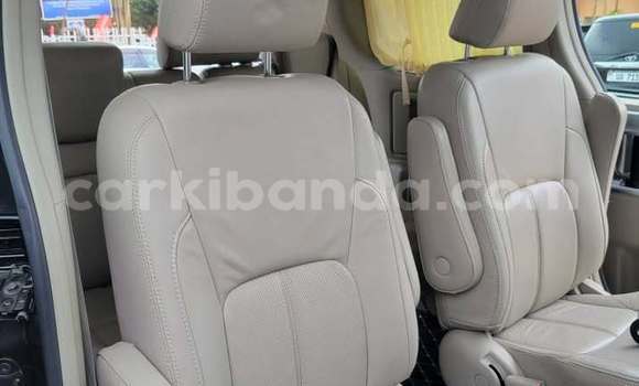 Gura Yakoze Toyota Noah Black Imodoka i Kampala mu Uganda Gura Yakoze Toyota Noah Black Imodoka i Kampala mu Uganda