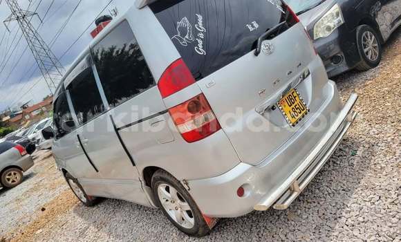 Gura Yakoze Toyota Noah Other Imodoka i Kampala mu Uganda Gura Yakoze Toyota Noah Other Imodoka i Kampala mu Uganda