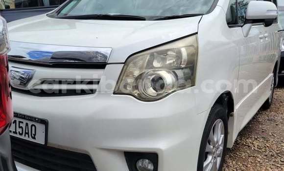 Gura Yakoze Toyota Noah White Imodoka i Kampala mu Uganda Gura Yakoze Toyota Noah White Imodoka i Kampala mu Uganda