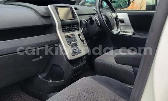 Gura Yakoze Toyota Noah White Imodoka i Kampala mu Uganda Gura Yakoze Toyota Noah White Imodoka i Kampala mu Uganda