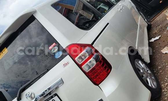 Gura Yakoze Toyota Noah White Imodoka i Kampala mu Uganda Gura Yakoze Toyota Noah White Imodoka i Kampala mu Uganda