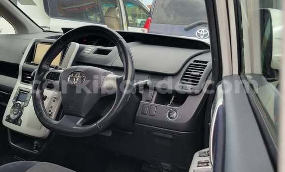 Gura Yakoze Toyota Noah White Imodoka i Kampala mu Uganda Gura Yakoze Toyota Noah White Imodoka i Kampala mu Uganda