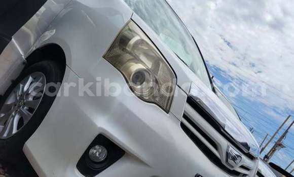 Gura Yakoze Toyota Noah White Imodoka i Kampala mu Uganda Gura Yakoze Toyota Noah White Imodoka i Kampala mu Uganda