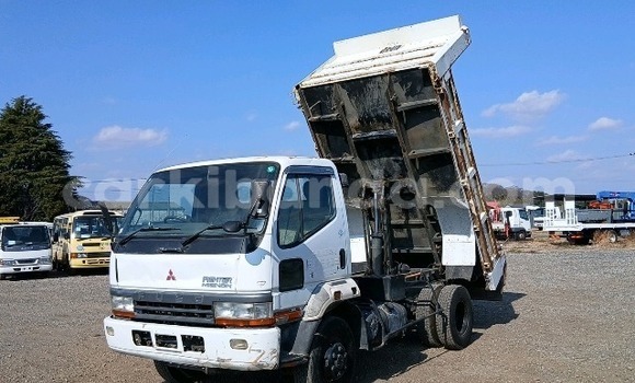 Gura Imported Fuso Fighter White Ikamyo i Kampala mu Uganda Gura Imported Fuso Fighter White Ikamyo i Kampala mu Uganda