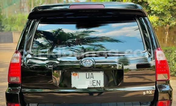 Nunua Mpya Toyota Surf Nyeusi Gari ndani ya Kampala nchini Uganda