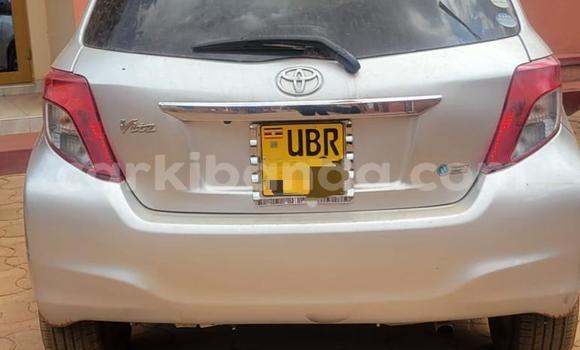 Acheter Occasion Voiture Toyota Vitz Gris à Kampala, Ouganda
