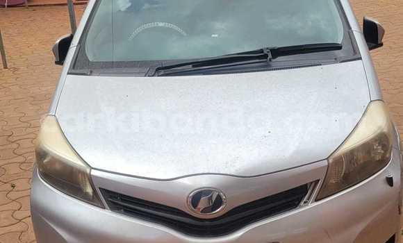 Acheter Occasion Voiture Toyota Vitz Gris à Kampala, Ouganda Acheter Occasion Voiture Toyota Vitz Gris à Kampala, Ouganda