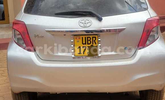 Acheter Occasion Voiture Toyota Vitz Gris à Kampala, Ouganda Acheter Occasion Voiture Toyota Vitz Gris à Kampala, Ouganda