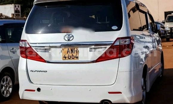 Gura Yakoze Toyota Alphard White Imodoka i Kampala mu Uganda Gura Yakoze Toyota Alphard White Imodoka i Kampala mu Uganda