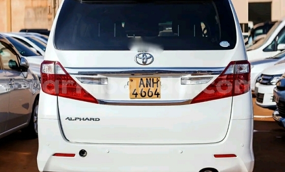 Gura Yakoze Toyota Alphard White Imodoka i Kampala mu Uganda Gura Yakoze Toyota Alphard White Imodoka i Kampala mu Uganda
