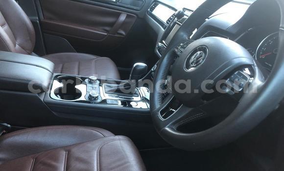 Nunua Mpya Volkswagen Touareg Nyeupe Gari ndani ya Kampala nchini Uganda Nunua Mpya Volkswagen Touareg Nyeupe Gari ndani ya Kampala nchini Uganda