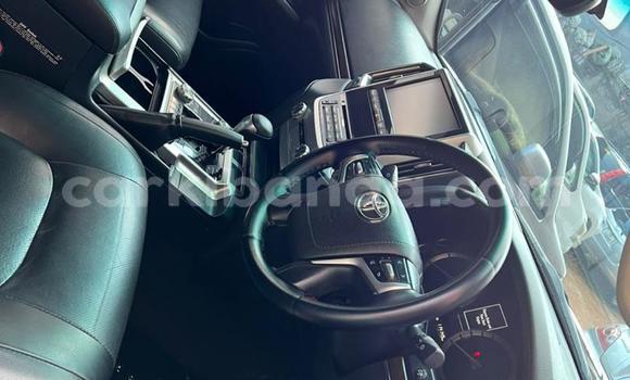 Nunua Mpya Toyota Land Cruiser Nyeusi Gari ndani ya Kampala nchini Uganda Nunua Mpya Toyota Land Cruiser Nyeusi Gari ndani ya Kampala nchini Uganda