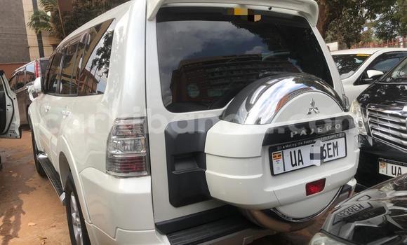 Gura Nshya Mitsubishi Pajero White Imodoka i Kampala mu Uganda Gura Nshya Mitsubishi Pajero White Imodoka i Kampala mu Uganda