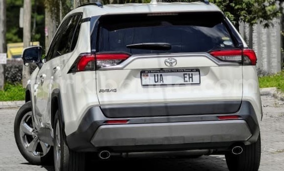 Gura Nshya Toyota RAV4 White Imodoka i Kampala mu Uganda Gura Nshya Toyota RAV4 White Imodoka i Kampala mu Uganda