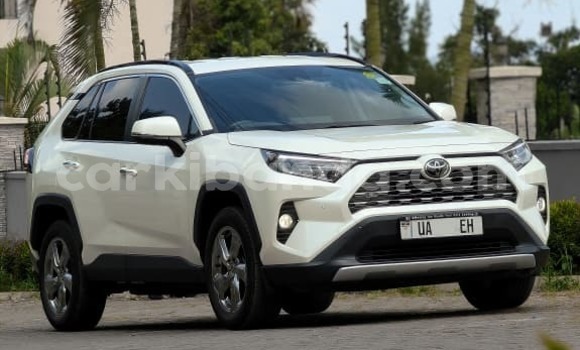 Gura Nshya Toyota RAV4 White Imodoka i Kampala mu Uganda Gura Nshya Toyota RAV4 White Imodoka i Kampala mu Uganda