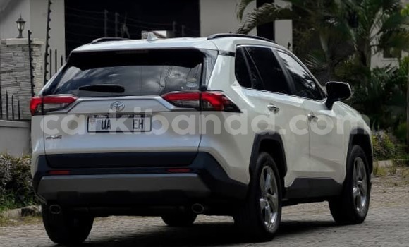 Gura Nshya Toyota RAV4 White Imodoka i Kampala mu Uganda Gura Nshya Toyota RAV4 White Imodoka i Kampala mu Uganda