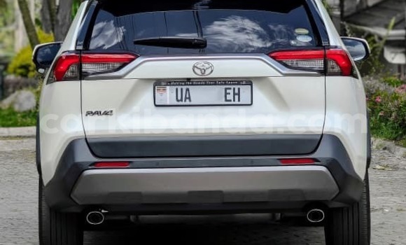 Gura Nshya Toyota RAV4 White Imodoka i Kampala mu Uganda Gura Nshya Toyota RAV4 White Imodoka i Kampala mu Uganda