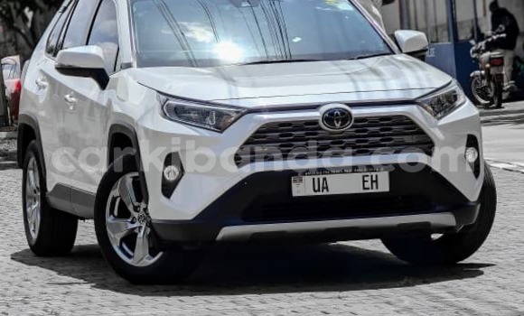 Gura Nshya Toyota RAV4 White Imodoka i Kampala mu Uganda Gura Nshya Toyota RAV4 White Imodoka i Kampala mu Uganda