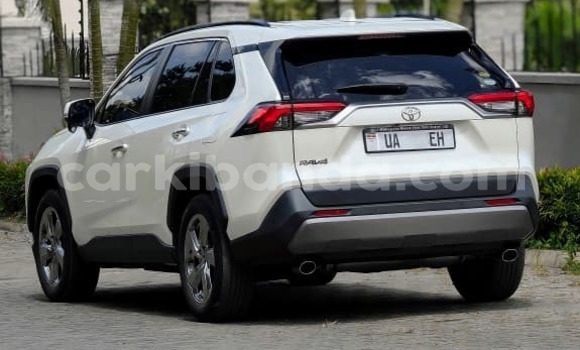 Gura Nshya Toyota RAV4 White Imodoka i Kampala mu Uganda Gura Nshya Toyota RAV4 White Imodoka i Kampala mu Uganda