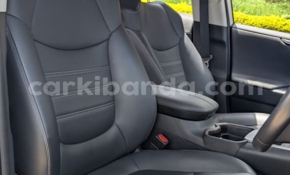 Gura Nshya Toyota RAV4 White Imodoka i Kampala mu Uganda Gura Nshya Toyota RAV4 White Imodoka i Kampala mu Uganda