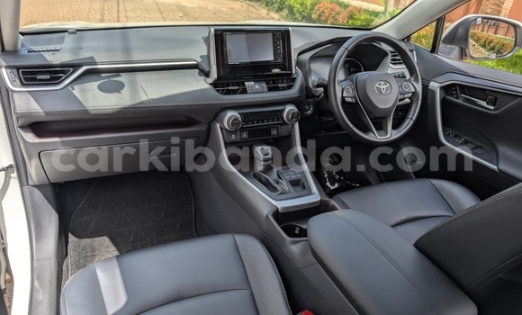 Gura Nshya Toyota RAV4 White Imodoka i Kampala mu Uganda Gura Nshya Toyota RAV4 White Imodoka i Kampala mu Uganda