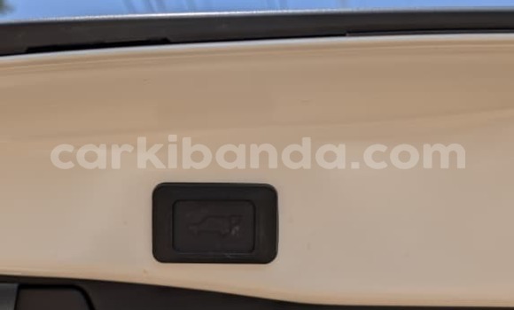 Gura Nshya Toyota RAV4 White Imodoka i Kampala mu Uganda Gura Nshya Toyota RAV4 White Imodoka i Kampala mu Uganda