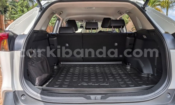 Gura Nshya Toyota RAV4 White Imodoka i Kampala mu Uganda Gura Nshya Toyota RAV4 White Imodoka i Kampala mu Uganda