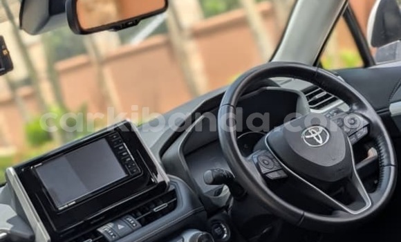 Gura Nshya Toyota RAV4 White Imodoka i Kampala mu Uganda Gura Nshya Toyota RAV4 White Imodoka i Kampala mu Uganda