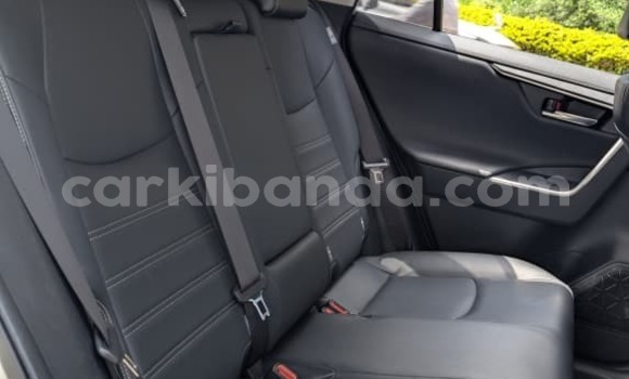 Gura Nshya Toyota RAV4 White Imodoka i Kampala mu Uganda Gura Nshya Toyota RAV4 White Imodoka i Kampala mu Uganda