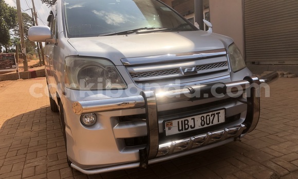 Gura Nshya Toyota Noah Silver Imodoka i Kampala mu Uganda Gura Nshya Toyota Noah Silver Imodoka i Kampala mu Uganda