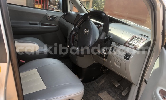 Gura Nshya Toyota Noah Silver Imodoka i Kampala mu Uganda Gura Nshya Toyota Noah Silver Imodoka i Kampala mu Uganda