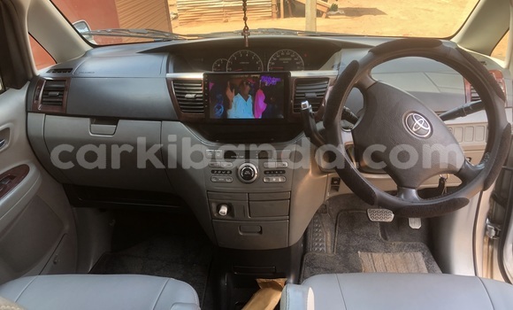 Gura Nshya Toyota Noah Silver Imodoka i Kampala mu Uganda Gura Nshya Toyota Noah Silver Imodoka i Kampala mu Uganda