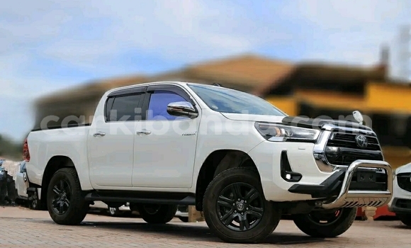 Buy Used Toyota Hiluxe Revo White Car in Kampala in Uganda Buy Used Toyota Hiluxe Revo White Car in Kampala in Uganda