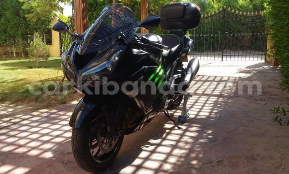 Gura Nshya Kawasaki ZR-X Blue Bike i Kampala mu Uganda Gura Nshya Kawasaki ZR-X Blue Bike i Kampala mu Uganda