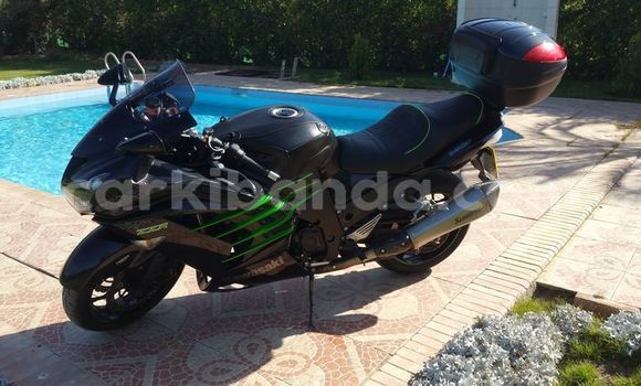 Gura Nshya Kawasaki ZR-X Blue Bike i Kampala mu Uganda Gura Nshya Kawasaki ZR-X Blue Bike i Kampala mu Uganda
