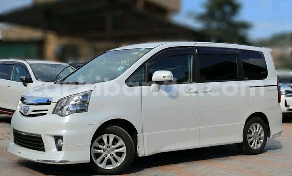 Acheter Occasion Voiture Toyota Noah Blanc à Kampala, Ouganda Acheter Occasion Voiture Toyota Noah Blanc à Kampala, Ouganda