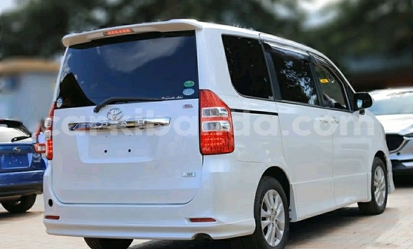 Acheter Occasion Voiture Toyota Noah Blanc à Kampala, Ouganda Acheter Occasion Voiture Toyota Noah Blanc à Kampala, Ouganda