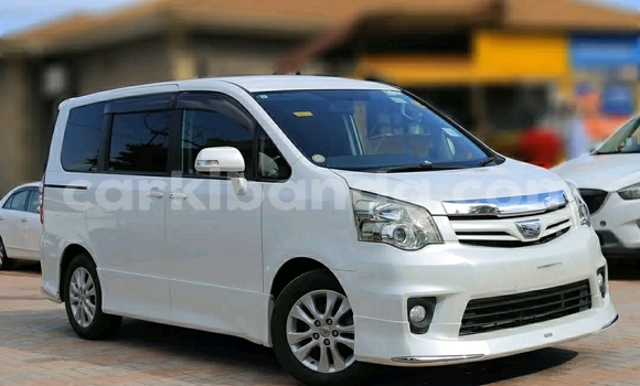 Acheter Occasion Voiture Toyota Noah Blanc à Kampala, Ouganda Acheter Occasion Voiture Toyota Noah Blanc à Kampala, Ouganda